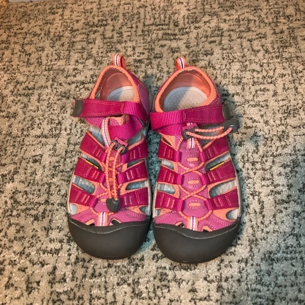 Keen Very Berry & Fusion Coral Newport H2 Sandals Size 4